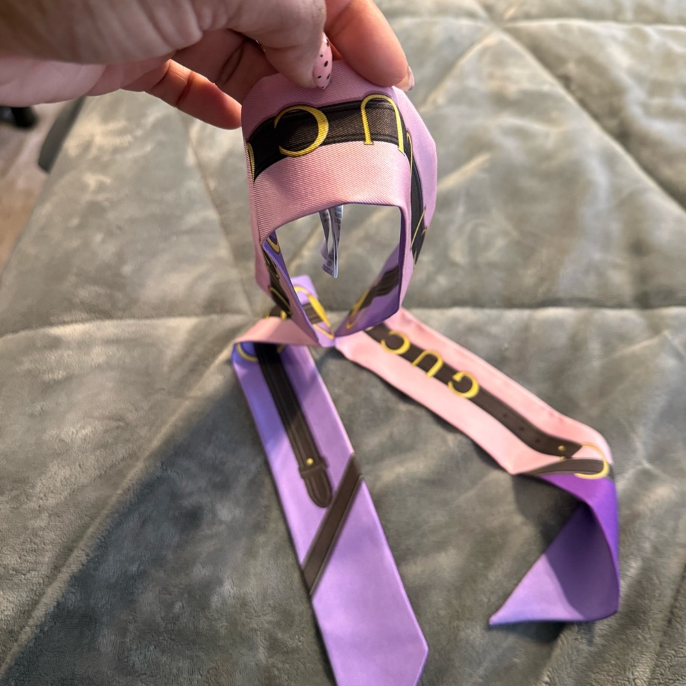 ❌❌❌❌SOLD❌❌❌❌ Gucci Purple & Pink Silk Belt-Print Twilly Scarf - Picture 5 of 9